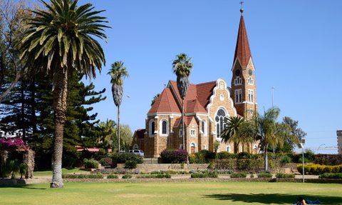Eine Kirche mit Palmen - Namibia mit Jugendlichen