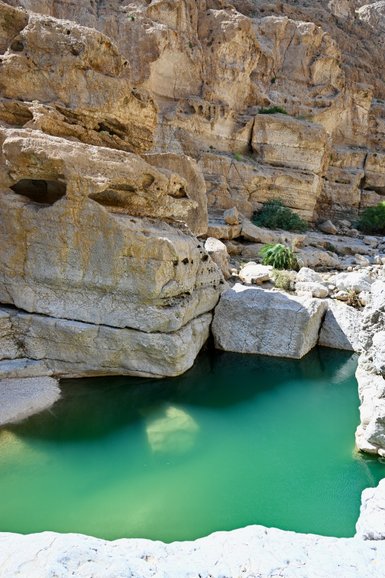 Klare Wasserbecken im Wadi Shab – Oman Reise mit Kindern