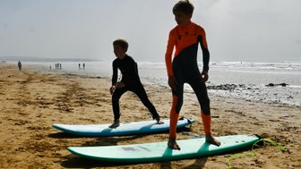 Kinder erleben den Spaß beim Surfen an der Atlantikküste Marokkos – Familienurlaub in Marokko