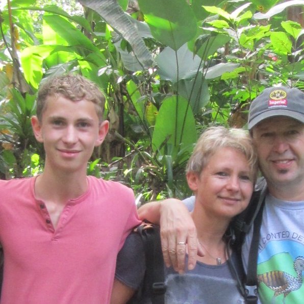 Glückliche Familie posiert im tropischen Regenwald – Costa Rica Familienreise