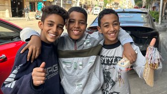 Kinder lachen und posieren für ein Erinnerungsfoto in Kairo – Ägypten Reise mit Kindern