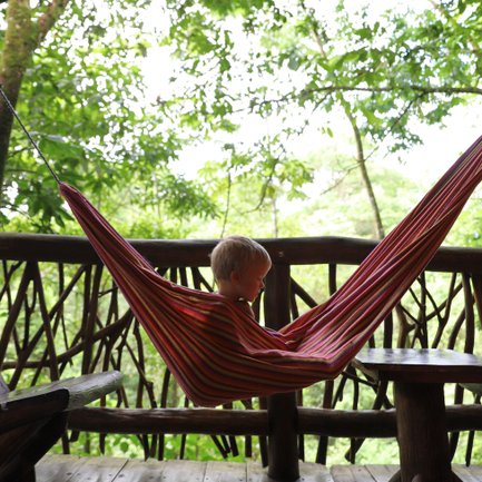 Kind liegt gemütlich in Hängematte in der La Tigra Rainforest Lodge – Costa Rica Familienreise