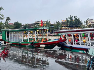Mehrere traditionelle Boote liegen am Ufer des Flusses – Vietnam mit Kindern