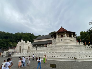 Blick auf den Zahntempel mit weißer Fassade – Sri Lanka Familienreise