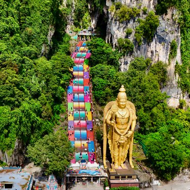 Die farbenfrohe Treppe der Batu-Höhlen schlängelt sich eindrucksvoll nach unten – Malaysia & Borneo Familienreise