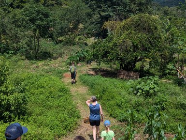 Familie bei Wanderung im Naturschutzreservat El Silencio – Costa Rica mit Kindern