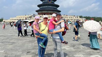 Familie macht ein gemeinsames Foto vor dem historischen Himmelstempel in Peking – China mit Kindern
