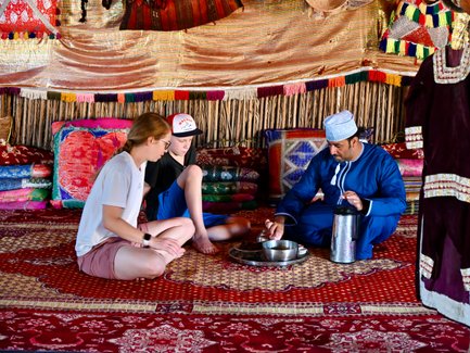 Kinder essen im Zelt des Camps in der Wüste Wahiba Sands – Oman Familienreise