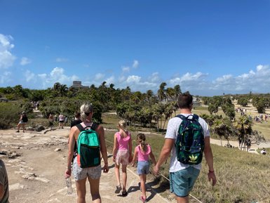Familie mit Kindern erkundet die historischen Ruinen von Tulum – Mexiko Familienreise