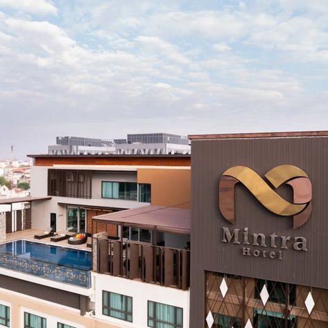 Das Mintra Hotel in Vientiane zeigt eine moderne Architektur mit einem einladenden Poolbereich auf der Dachterrasse.