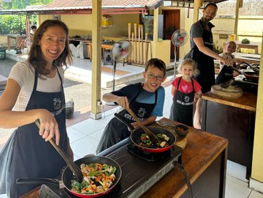 Familie bereitet traditionelle balinesische Gerichte zu – Bali Reise mit Kindern