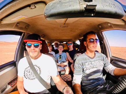 Familie unterwegs im Mietwagen gemeinsam mit einheimischen Begleitern – Marokko Familienreise