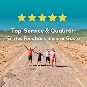 Eine Familie steht fröhlich auf einer Straße in der Wüste und zeigt Daumen hoch für den Service.