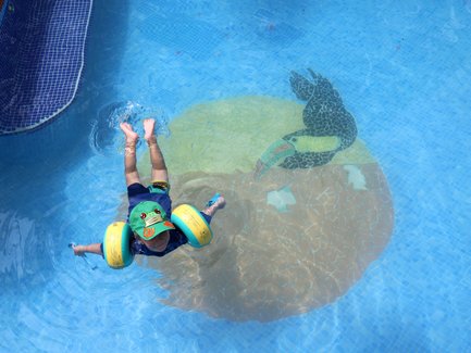 Kleinkind planscht fröhlich am Pool der Mawamba Lodge im Tortuguero Nationalpark – Costa Rica Familienreise