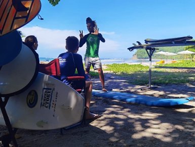 Surf-Guide gibt Surfunterricht in Costa Rica – Costa Rica mit Kindern