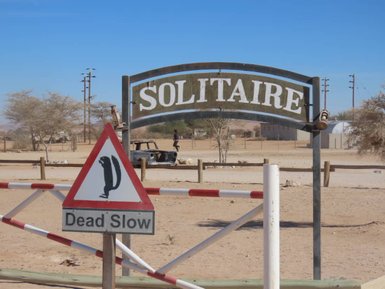 Ein Warnschild weist auf kreuzende Erdmännchen hin - Namibia mit Kindern