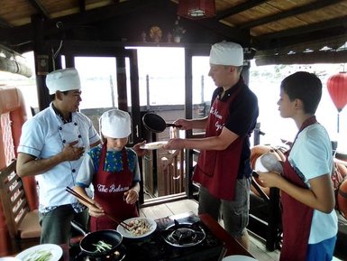 Familie bereitet gemeinsam vietnamesische Gerichte in Hoi An zu – Vietnam Familienreise