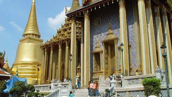 Wat Phra Kaeo Tempel neben dem Großen Palast im Herzen Bangkoks – Thailand Familienreise