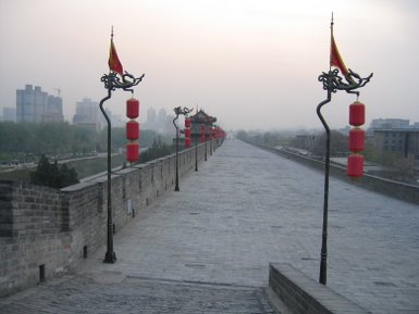 Spaziergang auf der historischen Stadtmauer von Xi’an – China Reise mit Kindern