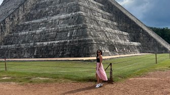 Teenagerin steht vor der beeindruckenden Pyramide von Chichén Itzá – Mexiko Familienreise