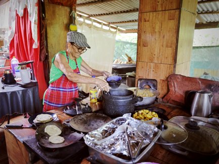 Traditionelle Zubereitung von Speisen durch Einheimische – Costa Rica Reise mit Kindern
