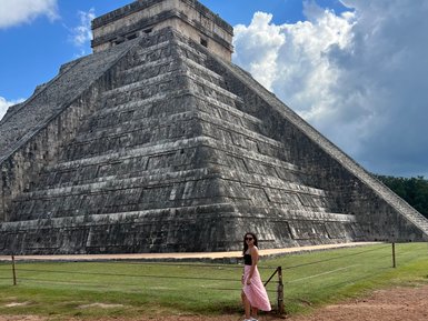 Teenager-Mädchen wird vor der Pyramide von Chichén Itzá fotografiert – Mexiko mit Kindern