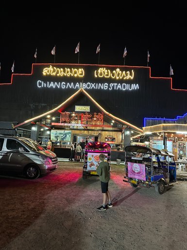Frontaler Blick auf das Boxing Stadium in Chiang Mai - Thailand mit Kindern