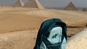 For Family Reisen Rucksack vor den Pyramiden von Gizeh – Ägypten Reise mit Kindern