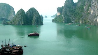 Kristallklares, ruhiges Wasser der Halong-Bucht – Vietnam Familienreise