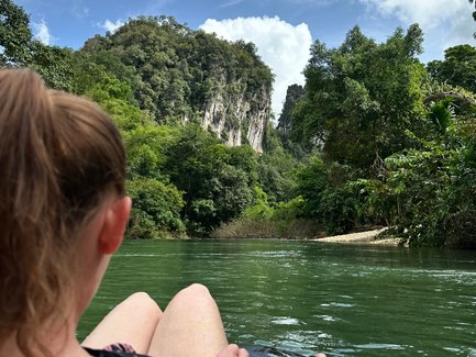 Frau beim Tubing auf dem Fluss im Khao Sok Nationalpark - Thailandreise mit Kindern