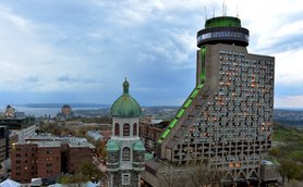 Die beeindruckende Architektur des Hotel Le Concorde in Quebec, umgeben von historischen Gebäuden und einer malerischen Landschaft.