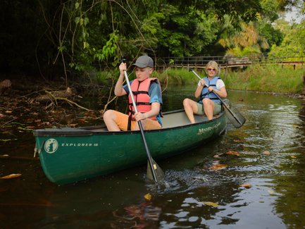 Junge und Mutter beobachten Vögel während einer Bird-Watching-Tour in Maquenque – Costa Rica Familienreise