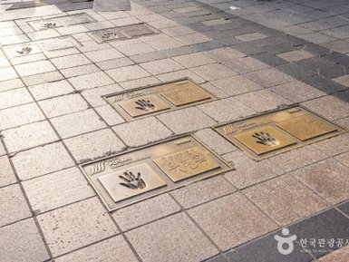 Bronzene Handabdrücke sind in den Gehweg eingelassen, um die Erinnerungen an berühmte Persönlichkeiten zu ehren.