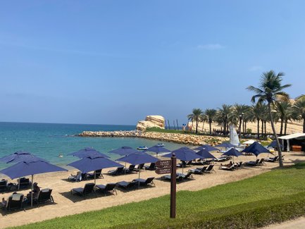 Privatstrand mit Liegestühlen und Sonnenschirmen – Oman Familienreise