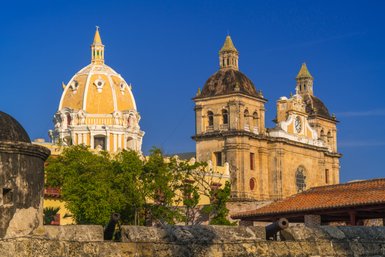 Die beeindruckenden Kuppeln der historischen Gebäude in Cartagena strahlen im Sonnenlicht unter einem klaren blauen Himmel.