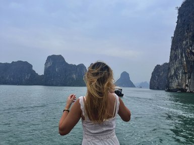 Mädchen genießt die Aussicht auf die Felsen – Vietnam mit Kindern
