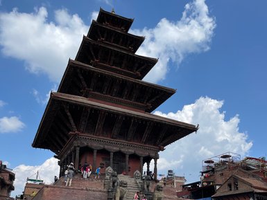 Der Nyatapola-Tempel in Bhaktapur erhebt sich majestätisch mit fünf Stockwerken unter einem strahlend blauen Himmel.