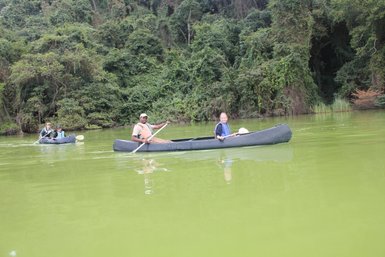 Familie paddelt bei einer Kanutour auf dem Duluti-See – Tansania Familienreise