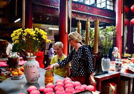 Mutter begleitet ihr Kind bei einem Besuch eines Tempels in Kuala Lumpur – Malaysia & Borneo Familienreise
