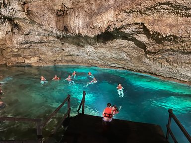 Familie schwimmt gemeinsam in der Cenote der Hacienda Sotuta de Peón – Mexiko Familienreise
