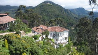 Eine malerische Aussicht auf die Hügel von Monserrate, umgeben von üppigem Grün und bunten Blumen.
