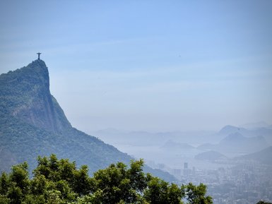 Der Christusstatue thront majestätisch auf einem Hügel, umgeben von üppigem Grün und bietet einen atemberaubenden Blick auf die Stadt.