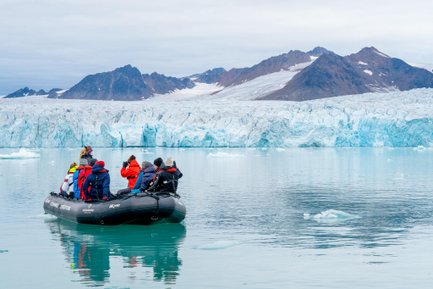 Zodiac im arktischen Eis bei Spitzbergen - Arktis Reise mit Kindern