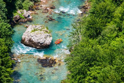 Rafting auf dem Fluss bei gutem Wetter