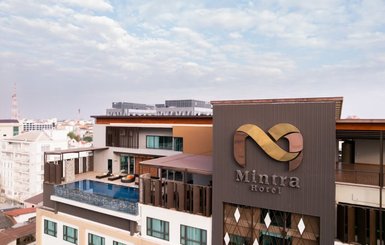 Das Mintra Hotel in Vientiane zeigt eine moderne Architektur mit einem einladenden Poolbereich auf der Dachterrasse.