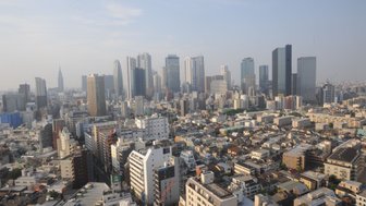 Eine weite Aussicht auf die Skyline von Tokio, mit modernen Wolkenkratzern und traditionellen Gebäuden in der Stadtlandschaft.