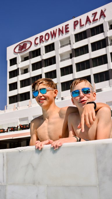 Kinder im Hotelpool des Crowne Plaza in Muscat – Oman Familienreise