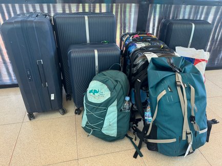 Gepäck von Reisenden am Flughafen Bali – Bali Familienreise