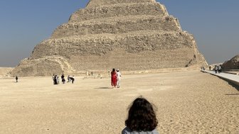 Junge vor der Djoser Pyramide Sakkara – Ägypten Reise mit Kindern 