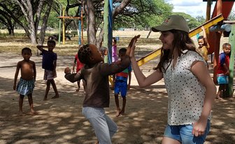 Kinder spielen auf einem Spielplatz - Namibia mit Jugendlichen